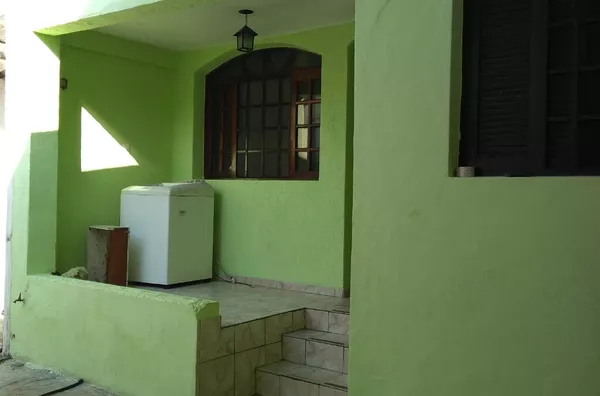 casa com 02 dormitórios grandes e vaga de garagem