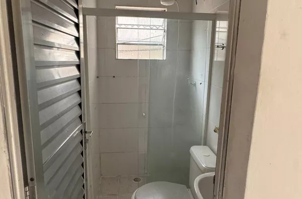 Casa com 01 dormitório, sala, cozinha, banheiro e área de serviço       