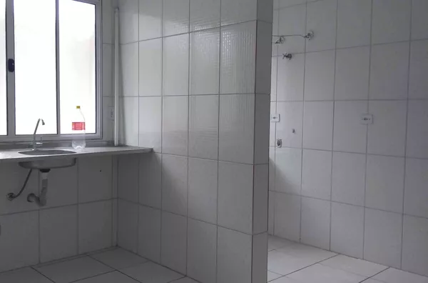 Condomínio fechado com 01 dormitório, cozinha, banheiro e área de serviço