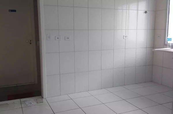 Condomínio fechado com 01 dormitório, cozinha, banheiro e área de serviço