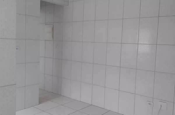 Condomínio fechado com 01 dormitório, cozinha, banheiro e área de serviço