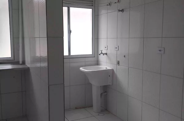 Condomínio fechado com 01 dormitório, cozinha, banheiro e área de serviço