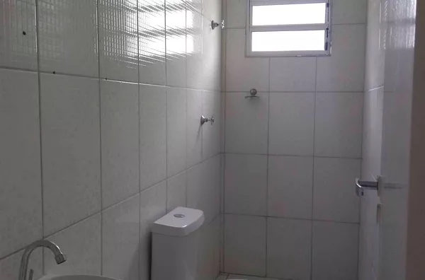 Condomínio fechado com 01 dormitório, cozinha, banheiro e área de serviço