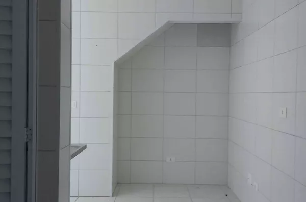 Condomínio fechado com 01 dormitório, cozinha, banheiro e área de serviço - sem vaga de garagem na Cidade AE Carvalho