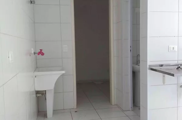 Condomínio fechado com 01 dormitório, cozinha, banheiro e área de serviço - sem vaga de garagem na Cidade AE Carvalho