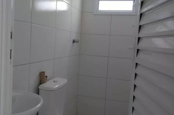 Condomínio fechado com 01 dormitório, cozinha, banheiro e área de serviço - sem vaga de garagem na Cidade AE Carvalho