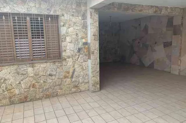 Casa com 02 dormitórios, sala grande, copa, cozinha espaçosa, banheiro, área de serviço, churrasqueira e vaga para 02 carros