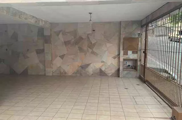 Casa com 02 dormitórios, sala grande, copa, cozinha espaçosa, banheiro, área de serviço, churrasqueira e vaga para 02 carros