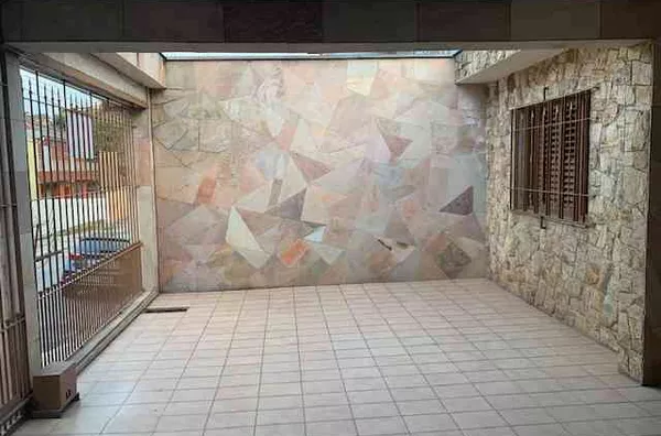 Casa com 02 dormitórios, sala grande, copa, cozinha espaçosa, banheiro, área de serviço, churrasqueira e vaga para 02 carros