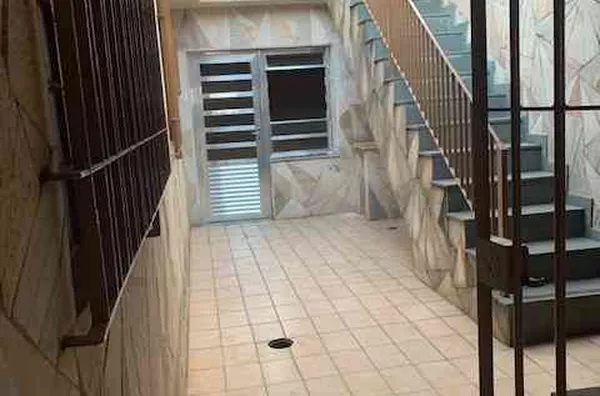 Casa com 02 dormitórios, sala grande, copa, cozinha espaçosa, banheiro, área de serviço, churrasqueira e vaga para 02 carros