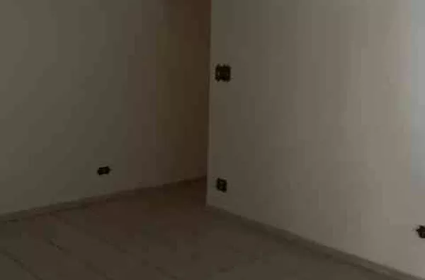 Casa com 02 dormitórios, sala grande, copa, cozinha espaçosa, banheiro, área de serviço, churrasqueira e vaga para 02 carros