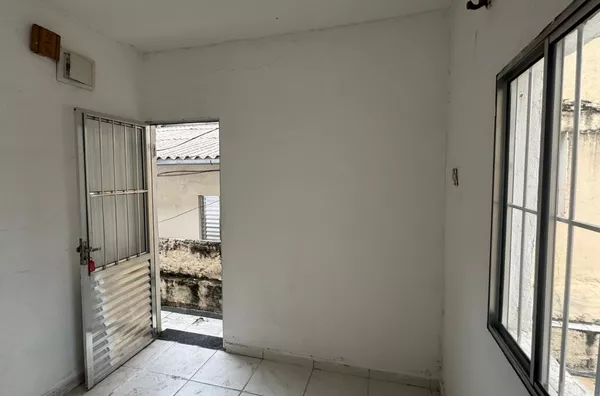 Casa com 01 dormitório, sala, cozinha, banheiro e área de serviço       