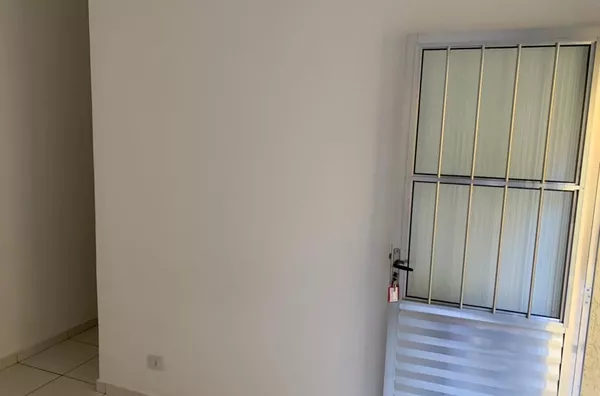 Casa térra com 01 dormitório, sala, cozinha, banheiro e área de serviço