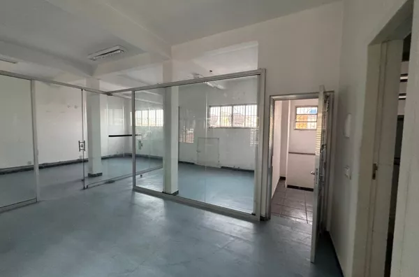 Sala comercial para aluguel na Avenida Águia de Haia, ótima localização