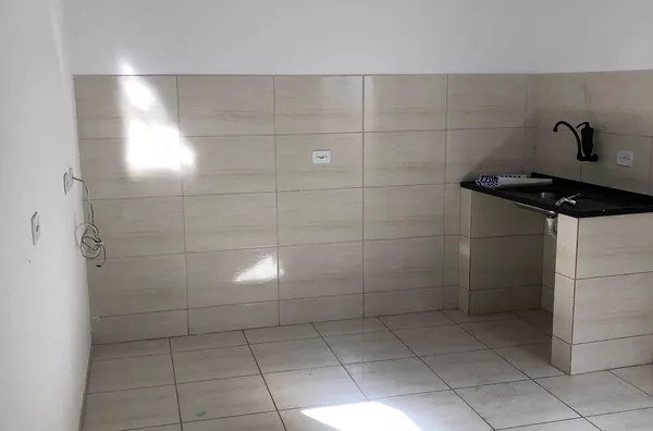 Casa com 02 cômodos, localizada na Avenida Águia de Haia. Somente fiador ou seguro fiança.