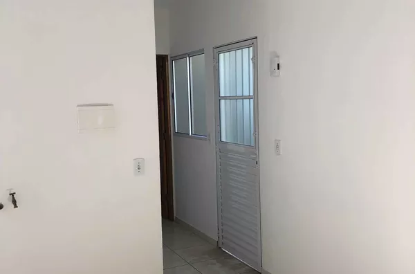 Casa com 02 cômodos, localizada na Avenida Águia de Haia. Somente fiador ou seguro fiança.