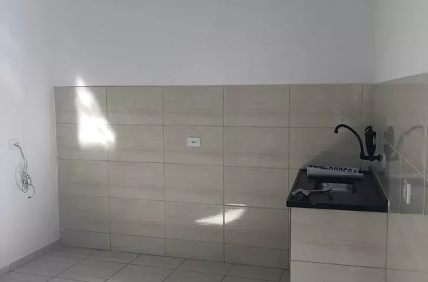 Casa com 02 cômodos, localizada na Avenida Águia de Haia. Somente fiador ou seguro fiança.