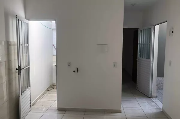 Casa com 02 cômodos, localizada na Avenida Águia de Haia. Somente fiador ou seguro fiança.