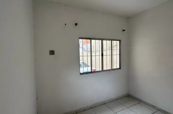Casa com 01 dormitório, sala, cozinha, banheiro e área de serviço       