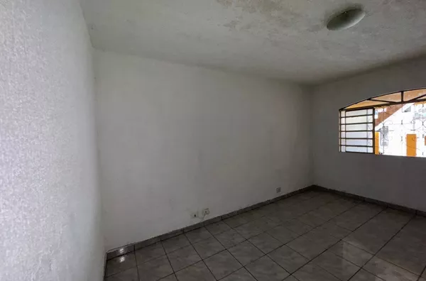 Casa com 01 dormitório grande, cozinha, banheiro e área de serviço