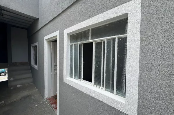 Casa com 02 dormitório, sala, cozinha azulejada, banheiro, área de serviço - sem vaga de garagem.