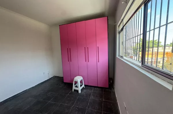 Casa com 01 dormitório, sala, cozinha, banheiro e área de serviço.