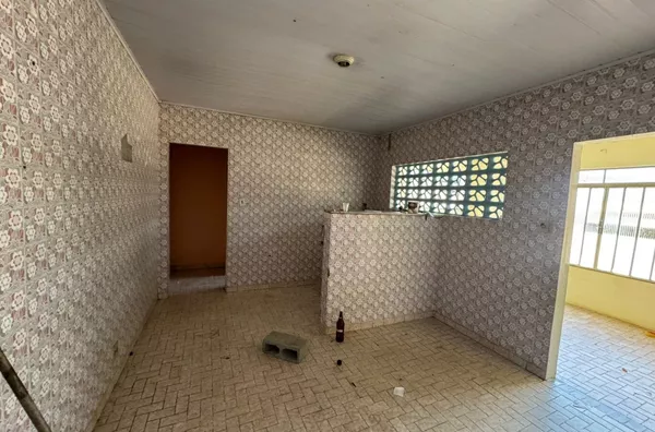 Casa com 01 dormitório, cozinha americana, banheiro, área de serviço e quintal. 