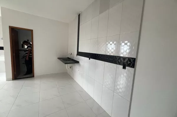 Condomínio fechado, construção nova, 39m² com 02 dormitórios, cozinha conceito aberto, banheiro e área de serviço.