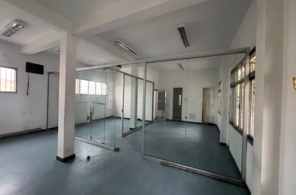 Sala comercial para aluguel na Avenida Águia de Haia, ótima localização