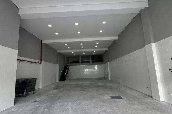 Salão comercial com aproximadamente 300m², ótima localização