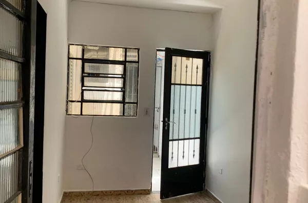 Casa com 02 dormitórios, sala, cozinha, banheiro e área de serviço para locação, na Avenida Esperantina, ótima localização