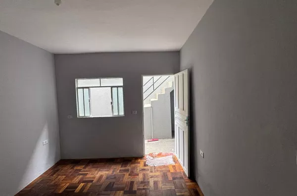 Casa com 02 dormitório, sala, cozinha azulejada, banheiro, área de serviço - sem vaga de garagem.