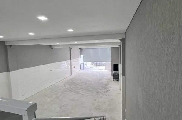 Salão comercial com aproximadamente 300m², ótima localização