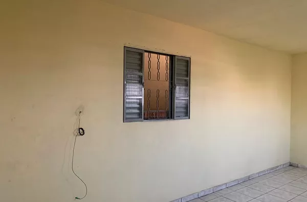 Casa com 01 dormitório grande, cozinha espaçosa, banheiro e área de serviço, com fácil acesso ao metrô Itaquera.