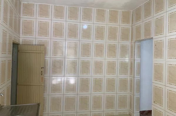 Casa com 01 dormitório, cozinha, banheiro e área de serviço.