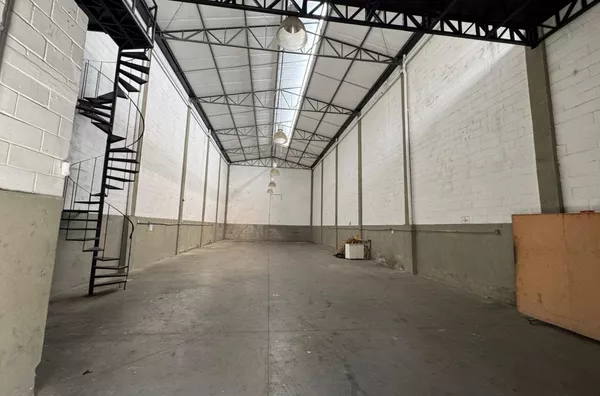 Galpão para locação na Vila União, com ótima localização