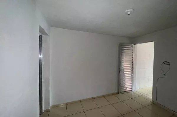 Casa com 02 dormitórios, sala, cozinha, banheiro e área de serviço - sem vaga de garagem. Fácil acesso ao metrô Artur Alvim