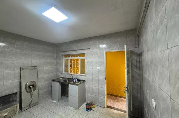 Casa com 01 dormitório grande, cozinha, banheiro e área de serviço - Foto 1