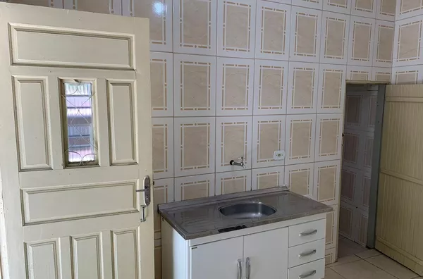 Casa com 01 dormitório, cozinha, banheiro e área de serviço.