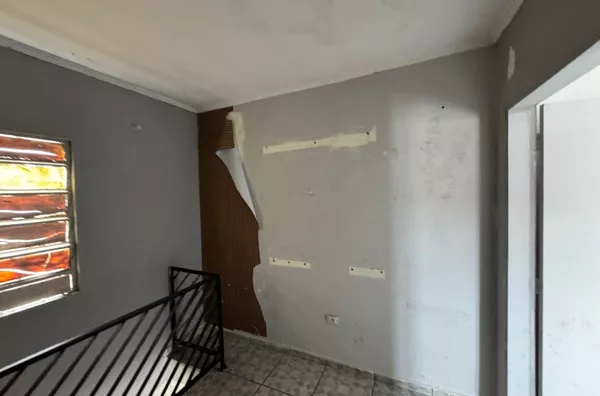 Casa com 01 dormitório grande, cozinha azulejada, banheiro espaçoso, quintal na parte superior, área de serviço - sem vaga de garagem.