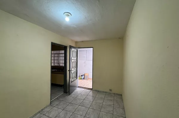 Casa para locação, com 1 dormitório, sala e cozinha