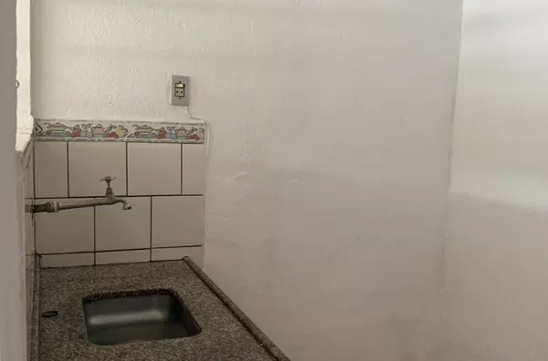 Casa com 01 dormitório, sala, cozinha, banheiro e área de serviço.