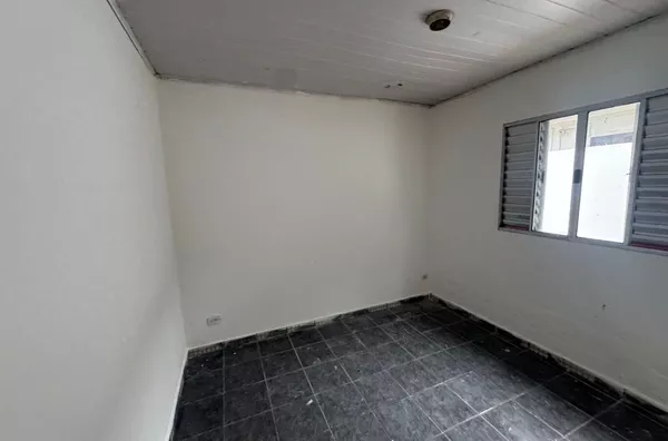 Casa térrea com 01 dormitório, cozinha, banheiro e área de serviço - sem vaga de garagem. 20 minutos andando do metrô Artur Alvim.