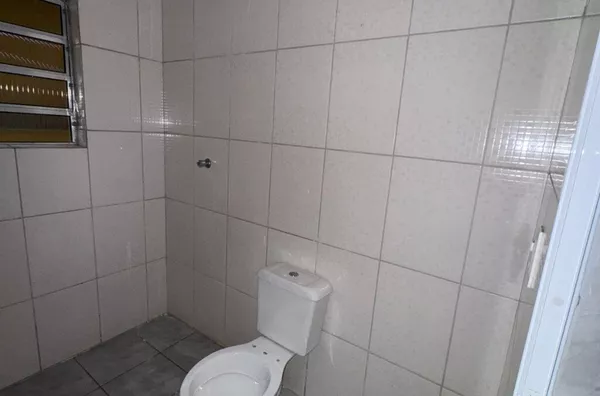 Casa com 01 dormitório grande, cozinha, banheiro e área de serviço