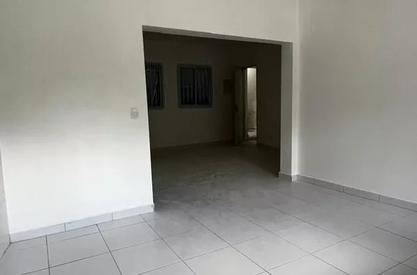 Casa sobre loja com 02 dormitórios, sala e cozinha integrada, cômodos espaçosos, banheiro e área de serviço. Construção nova localizada na Avenida Esperantina, com fácil acesso ao metrô Artur Alvim.