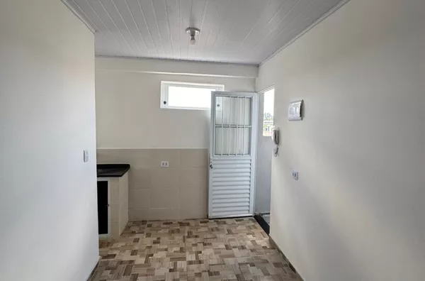 Condomínio fechado com 02 dormitórios, sala, cozinha, banheiro e área de serviço - sem vaga de garagem.     10 minutos andando do metrô Itaquera, fácil acesso aos pontos de ônibus.