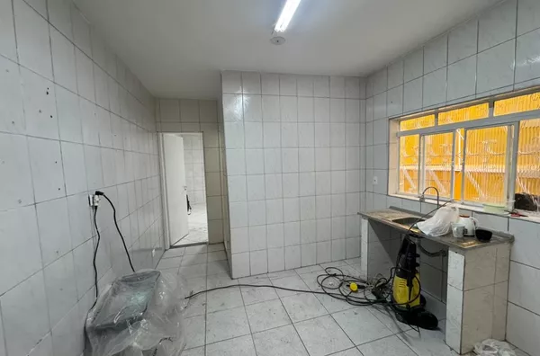 Casa térrea com 01 dormitório, cozinha, banheiro e área de serviço - sem vaga de garagem. Travessa da Avenida Augusto Antunes. - Foto 1