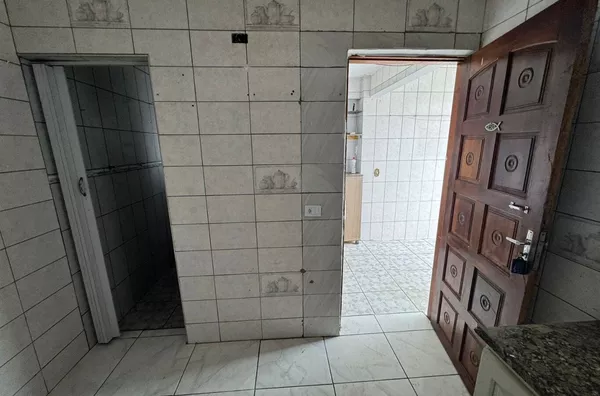 Casa com 01 dormitório grande, cozinha azulejada, banheiro espaçoso, quintal na parte superior, área de serviço - sem vaga de garagem.