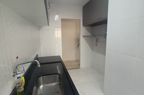 Apartamento com 03 dormitórios, sala, cozinha, banheiro e área de serviço - com 01 vaga de garagem coberta. Ótima localização no Carrão.