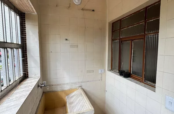 Apartamento localizado na Avenida Águia de Haia, com 02 dormitórios, sala grande, cozinha, banheiro e área de serviço - 01 vaga de garagem.